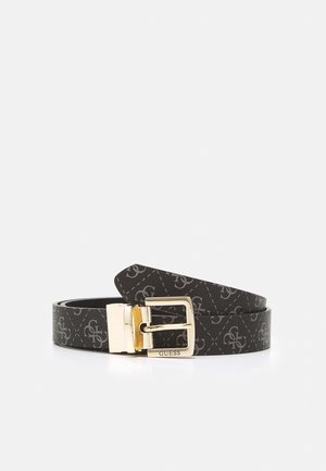 Ceinture en cuir noir avec logo gris à motif imprimé et boucle métallique dorée gravée du nom de la marque Guess.