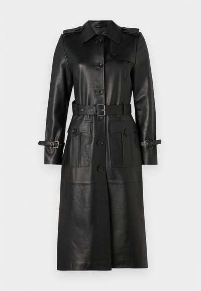 Črn usnjen plašč do kolen z klasičnim ovratnikom, gumbno zapiranjem, dvema velikima sprednjima žepoma, pasom in nastavljivima zapestnima trakovoma.