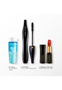 Bi-Facil reiniger in blauwe fles, Hypnôse zwarte mascara met een gebogen ontwerp, en L’Absolu Rouge mini lippenstift in rode en zwarte behuizing.