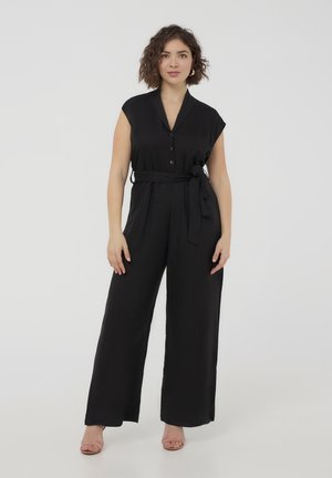 Jumpsuit nera senza maniche con chiusura a bottoni davanti, vita cintrata, gambe larghe e tessuto leggero e liscio.