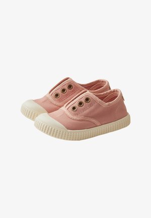 Rosa Leinenschlupfschuhe mit drei Metallösen, weißer Gummikappe und strukturiertem weißen Sohlen. Einfaches Design mit funktionalen Akzenten.