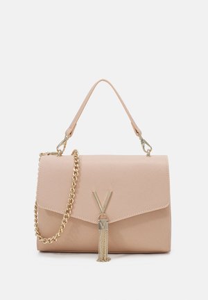 Sac à main en cuir rose clair avec une bandoulière en chaîne dorée, une poignée courte et un fermoir en V doré avec un détail en pampilles.