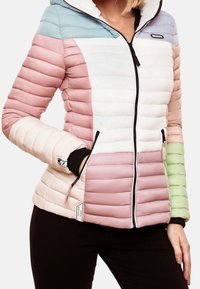 Veste rembourrée avec un design en blocs de couleurs rose, blanc, vert et bleu clair, avec une fermeture éclair noire et un col à capuche.