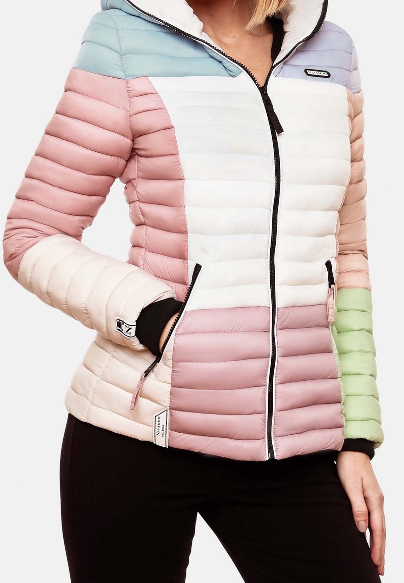 Veste rembourrée avec un design en blocs de couleurs rose, blanc, vert et bleu clair, avec une fermeture éclair noire et un col à capuche.