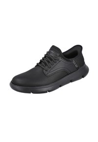 Zapatilla deportiva negra con parte superior sintética suave, puntera redonda, diseño de cordones, suela acolchada y acentos texturizados en los laterales.