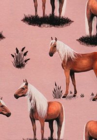 Ein Stoff mit einem wiederholten Muster von braunen Pferden mit weißen Mähnen auf einem rosa Hintergrund, akzentuiert durch schwarzes Gras und Sträucher.