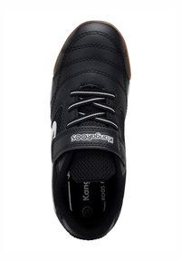 Schwarzer Sportschuh mit glattem Lederobermaterial, weißen Nähten, Klettverschluss und Gummiaußensohle. Verfügt über Netzpaneele und ein strukturiertes Design.