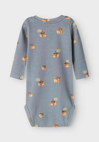 Jasnoniebieski, prążkowany bodysuit z długim rękawem, ozdobiony wzorem pomarańczowych żołędzi z zielonymi liśćmi, zaprojektowany z myślą o łatwym zakładaniu dzięki zapięciom na napy.