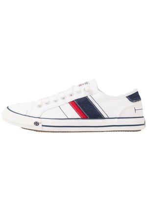 Weiße Low-Top-Canvas-Sneaker mit marineblauen und roten diagonalen Streifen, weißen Schnürsenkeln und einer Gummisohle mit marineblauen Streifen.