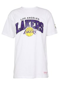 Camiseta blanca con el texto "Los Angeles Lakers" en púrpura y negro, con un logo de baloncesto amarillo en el centro.