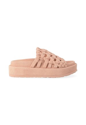 Sandalo platform rosa in camoscio con tomaia intrecciata e suola spessa, progettato per un uso casual.