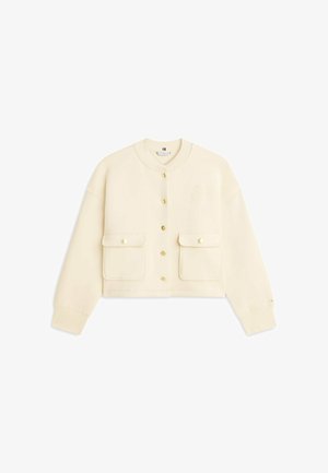 Kremowa, długorękawowa, krótka kurtka z okrągłym kołnierzem, złotymi zatrzaskami z przodu i dwoma dużymi, przednimi kieszeniami na patki.