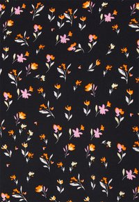 Tejido negro con un patrón floral de pequeñas flores naranjas, rosas y blancas, complementadas por hojas verdes. Textura suave.