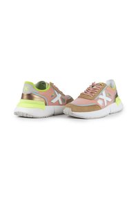 Sneaker con una toma rosa e beige, accenti bianchi e un tallone oro metallico. Presentano una suola testurizzata e dettagli verde neon.