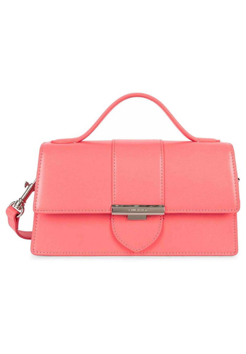 Sac à main en cuir rose au design structuré, avec une anse supérieure, une bandoulière amovible et un accent de fermoir métallique.