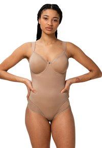Jumpsuit beige con tirantes ajustables, tela opaca y paneles laterales de malla translúcida. Incluye copas moldeadas y un acabado suave.