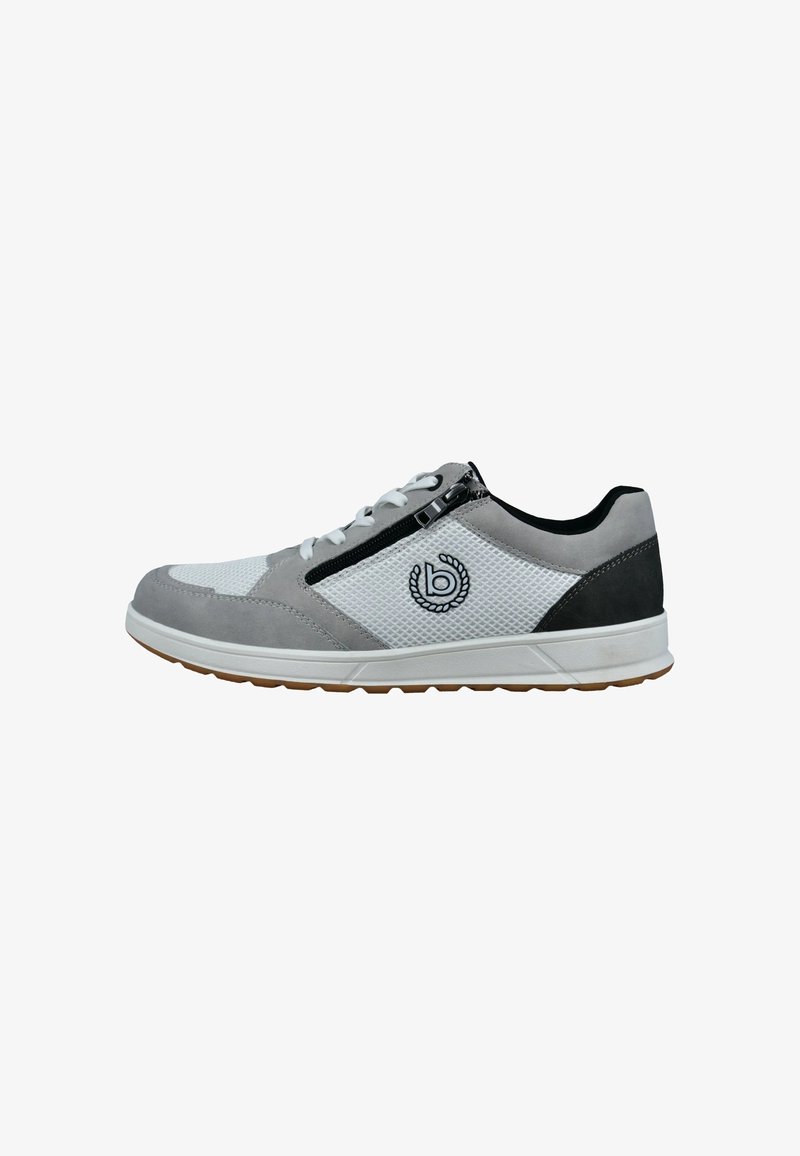 Baskets pour hommes grises et blanches avec panneaux en mesh, fermeture éclair latérale, lacets, accent noir au talon et logo sur le côté, sur fond blanc.