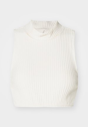 Witte geribbelde mouwloze crop top met een hoge hals en subtiele knoopdetail bij de kraag, gemaakt van een gladde, rekbare stof.