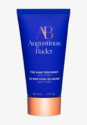 Blaue und rosegoldene Tube der Augustinus Bader The Hand Treatment Creme, 50 ml, mit TFC8-Formel-Text in Englisch und Französisch.