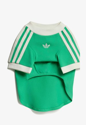 T-shirt pour animal de compagnie vert et blanc à manches courtes avec ouverture élastique au niveau du ventre et logo Adidas dans le dos avec trois bandes blanches sur les manches.