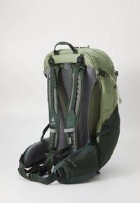 Grüner Mehrfachfach-Rucksack mit gepolstertem Mesh-Rücken, verstellbaren Trägern, einer Reißverschlusstasche und einem zweifarbigen Design in Dunkel- und Hellgrün.