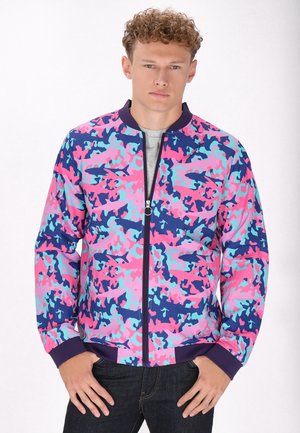 Kleurvolle bomberjack met een blauw, roze en turquoise camouflagepatroon. Gemaakt van soepel materiaal met ribbelmanchetten en een ribbelzoom.
