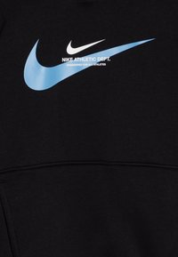 Schwarzer Sweatshirt aus Baumwolle mit einem großen blauen Swoosh und weißem Textbranding. Verfügt über eine Fronttasche und eine weiche Textur.