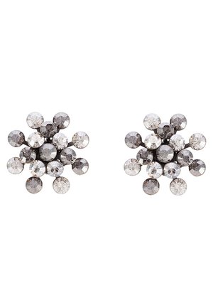 Paire de boucles d'oreilles rondes en grappe avec des pierres précieuses facettées claires et grises disposées en motif floral sur fond blanc.