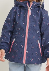 Marineblaue Jacke mit Blumenmuster, Reißverschluss in Pink, Kapuze, elastische Manschetten und zwei Seitentaschen, aus einem strukturierten Stoff gefertigt.