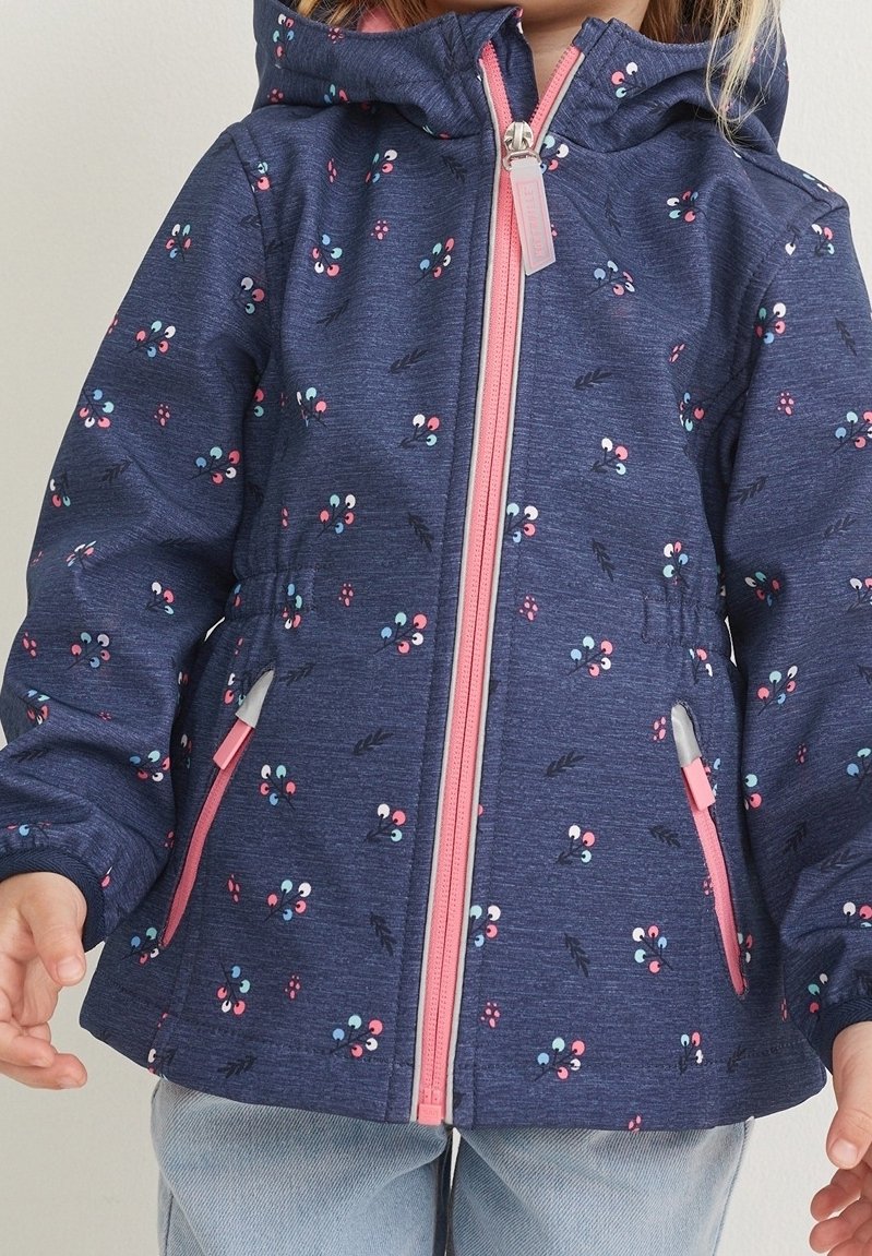 Marineblaue Jacke mit Blumenmuster, Reißverschluss in Pink, Kapuze, elastische Manschetten und zwei Seitentaschen, aus einem strukturierten Stoff gefertigt.
