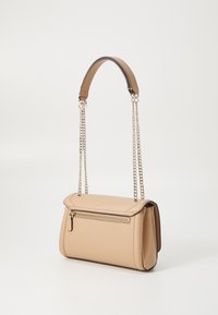 Beige kabelka z umělé kůže s překlopným víkem, řetězovými popruhy a přední kapsou na zip. Má texturovaný povrch a prošívané detaily.