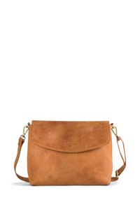 Braune Leder-Umhängetasche mit Überschlagklappe, verstellbarem Riemen und dezentem Logodetail. Verfügt über eine glatte, matte Textur.