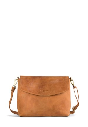 Braune Leder-Umhängetasche mit Überschlagklappe, verstellbarem Riemen und dezentem Logodetail. Verfügt über eine glatte, matte Textur.