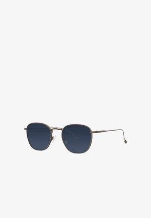 Zonnebril met metalen montuur, dunne pootjes en donkere rechthoekige glazen, afgebeeld op een witte achtergrond.