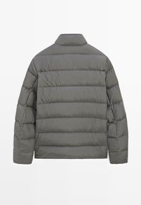 Graue gepolsterte Jacke mit Kragen, ausgestattet mit horizontal gesteppten Paneelen und langen Ärmeln. Der Stoff hat eine glatte, glänzende Textur.