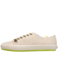 Beige plátěné tenisky s vícebarevnými tečkami, s kulatou špičkou, šesti hnědými průchody na tkaničky a bílou a limetkově zelenou podešví.