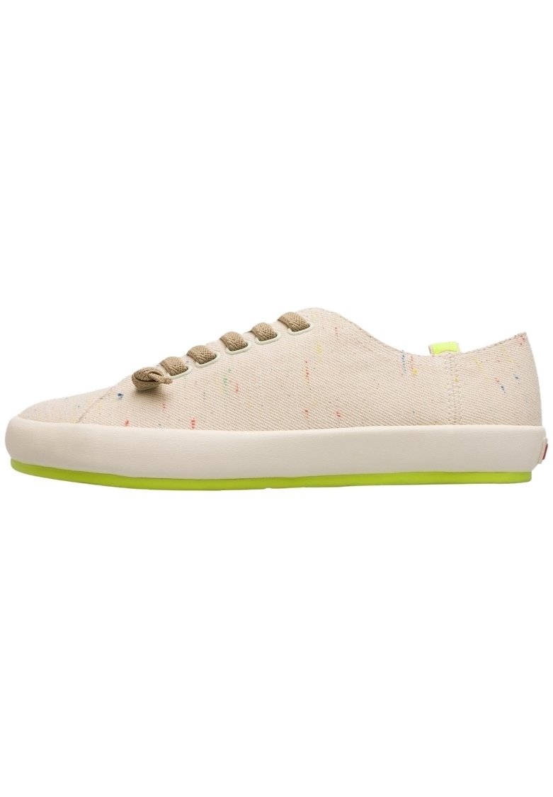 Beige plátěné tenisky s vícebarevnými tečkami, s kulatou špičkou, šesti hnědými průchody na tkaničky a bílou a limetkově zelenou podešví.