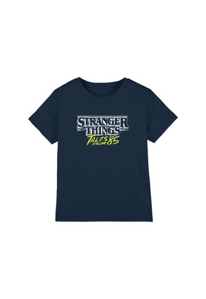Marineblaues T-Shirt mit kurzen Ärmeln und dem Text „Stranger Things Tales from 85“ in Weiß und Gelb gedruckt in der vorderen Mitte.