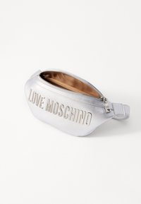 Srebrna faux usnjena torbica za telo z zadrgo,embosiran tekst "LOVE MOSCHINO" in gladko teksturo. Rjava notranja obloga.