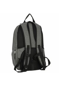 Mochila de tela gris con acentos negros, que cuenta con correas acolchadas para los hombros, paneles de malla y un bolsillo lateral con cremallera.