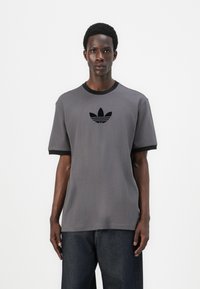adidas Originals - TEE - T-shirts print - grey strata/black Miniaturebillede 1