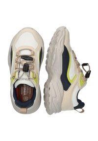 Sneaker beige e bianchi con accenti blu navy e verde neon. Presentano una suola texture, lacci elastici e un design con chiusura a toggle.