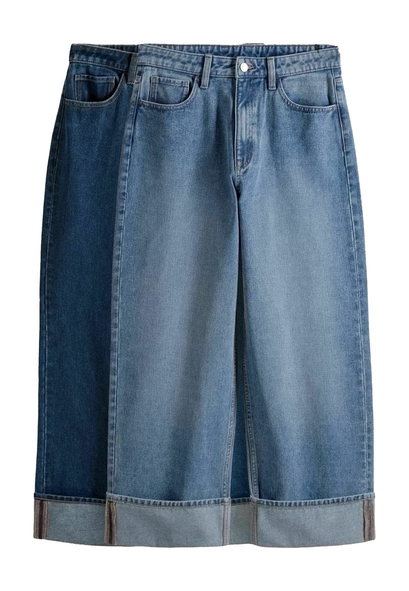 Denimové culottes s dvoubarevným designem, který kombinuje tmavě modrou a světle modrou barvu, klasickým pasem, kapsami a nedokončeným lemem.