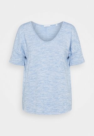 Lyseblå kortærmet t-shirt med bred v-udskæring, lavet af et blødt, struktureret stof med et meleret mønster.