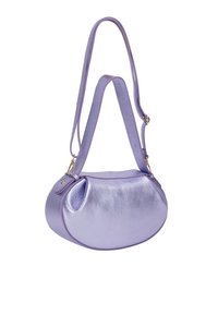 Borsa a spalla in pelle lavanda con forma curva, finitura testurizzata e tracolla regolabile. Presenta un gancio sicuro e accenti lisci.