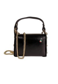 Zwarte leren handtas met gouden kettingband en een klein Italiaans vlaggencharme op een witte achtergrond.