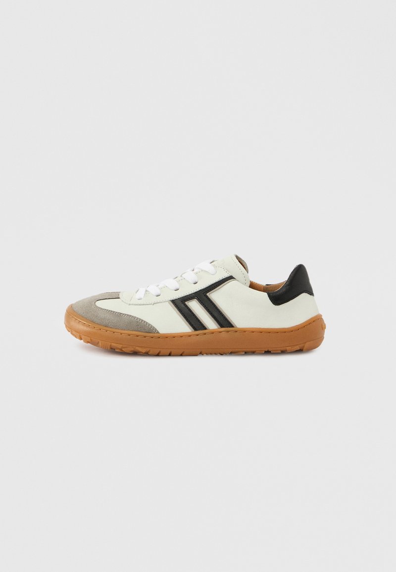 Chaussures de sport avec une tige en textile blanc et gris, des accents noirs et une semelle en caoutchouc marron. Elles disposent de lacets blancs et d'un motif rayé.