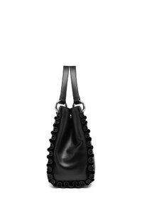 Borsa a tracolla nera in pelle con bordi arricciati, doppie spalline e hardware in argento. Texture morbida, forma morbida, design minimalista.