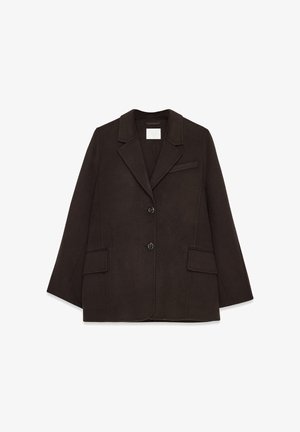 Blazer marrón oscuro en mezcla de lana, con cuello de muesca, dos bolsillos delanteros y cierre de un solo botón. Textura suave, diseño ajustado.