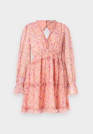 Roosa lilleline pikkade varrukatega kleit, millel on volditud kihid, V-kaelus väikese ees oleva avaga ja kogutud vöökohaga detailid.